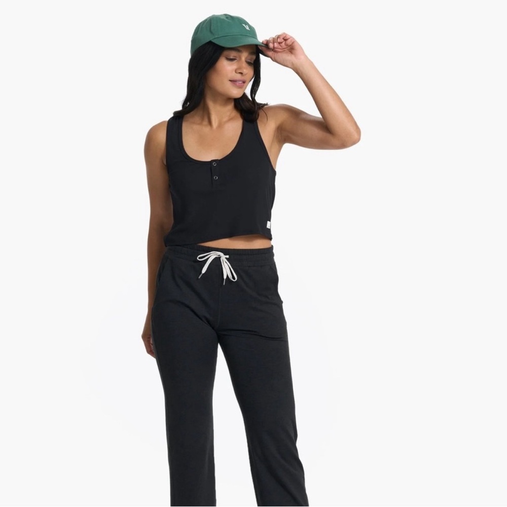 Vuori Cove Crop Tank in black size extra small